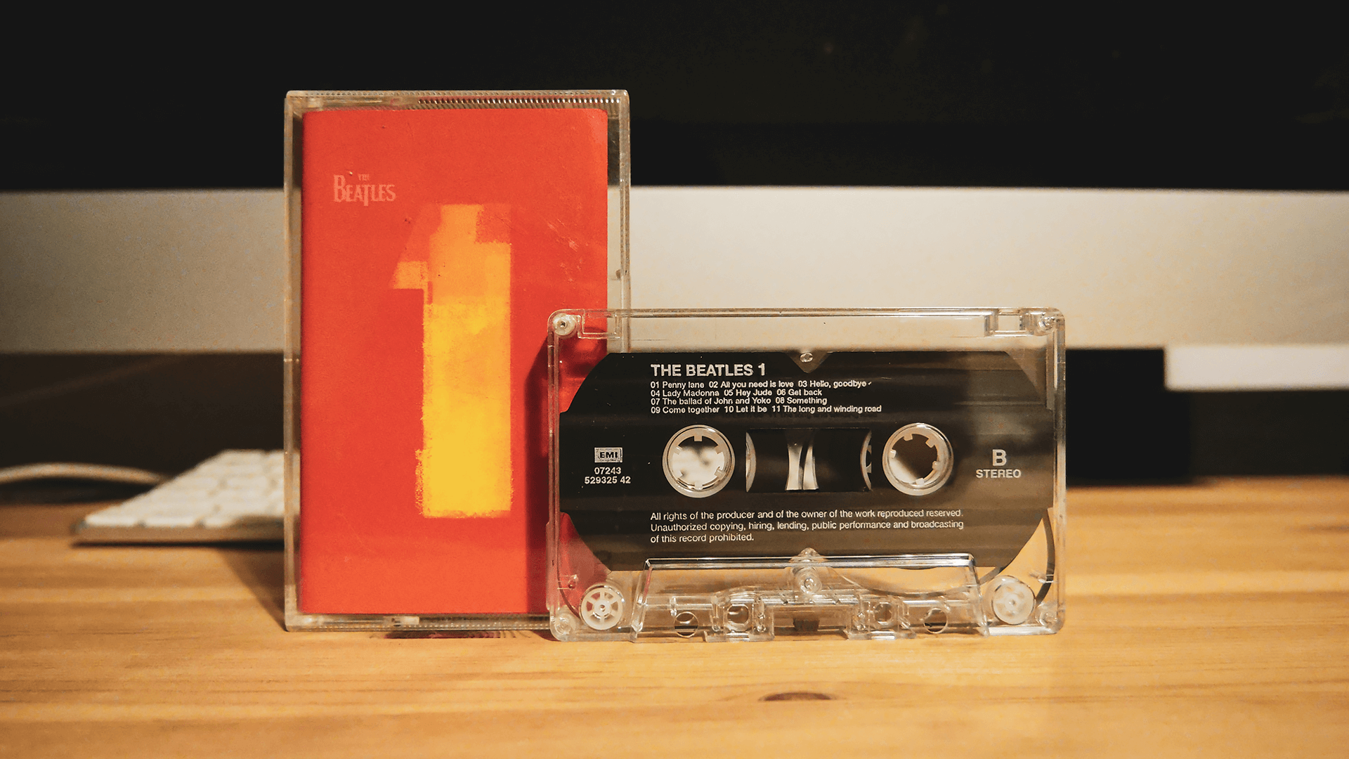 合計27曲。名曲満載のTHE BEATLESのカセットテープ「1」 | BUROKI design