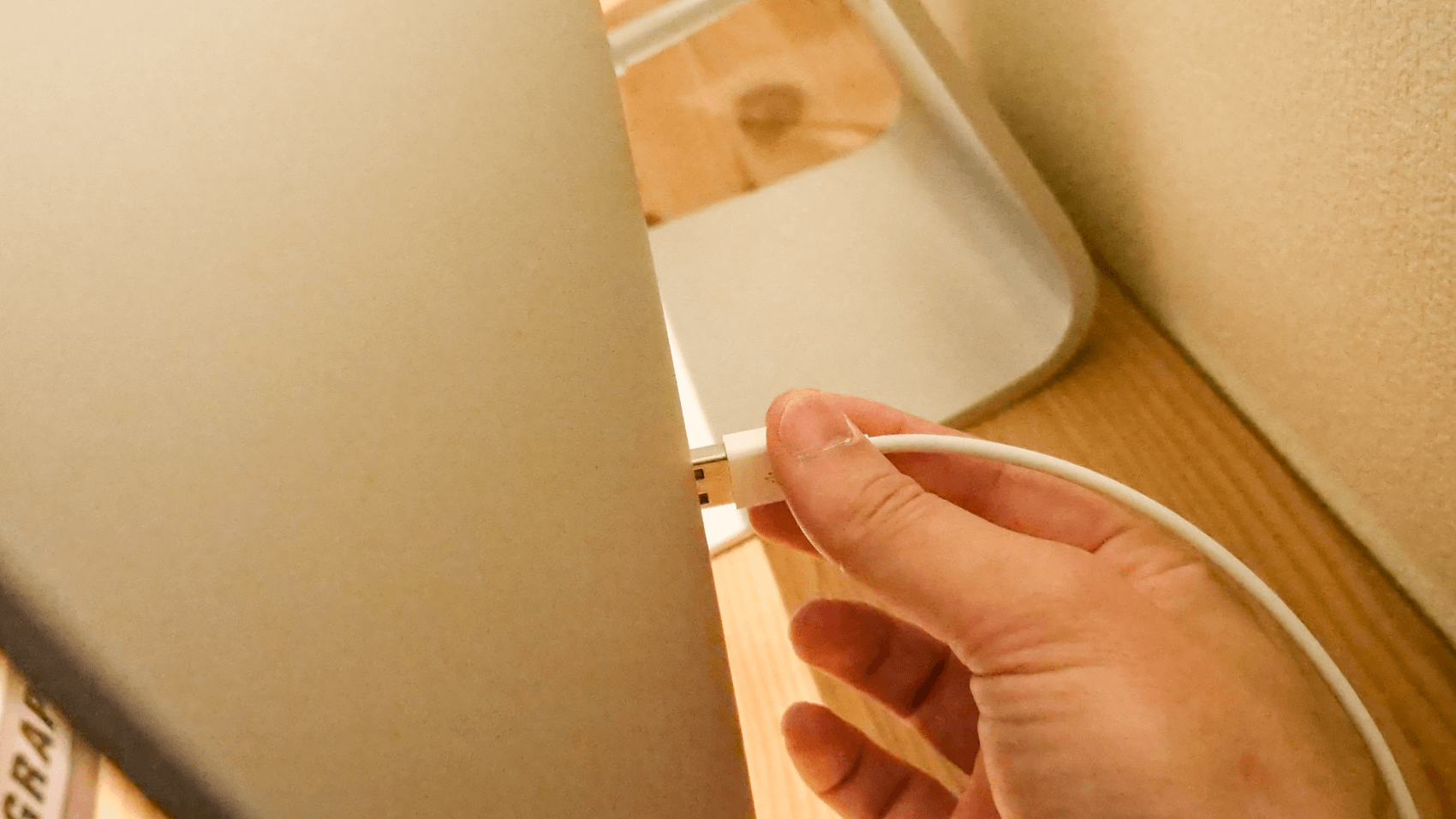 USBをiMac本体に接続