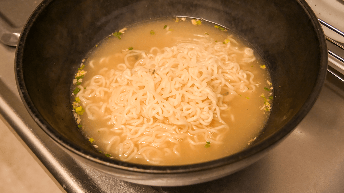 スープと麺を器に入れる