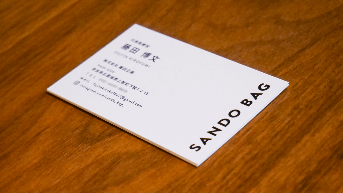SANDO BAGの表面の名刺デザイン