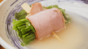 大阪・玉造にある関東煮きくやの春菊のおでんを食し、春の訪れを感じる