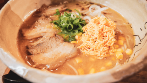 チェダーチーズがコクを生み出す。長居商店街にある「3738」でラーメンを食す