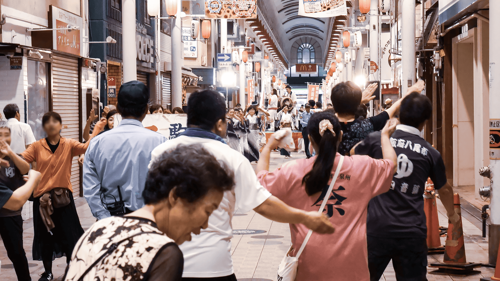 駒川商店街の中で盆踊り