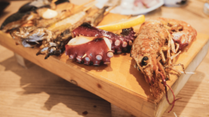 新鮮な魚介料理が楽しめる「活魚料理と魚串 ほそみ」で昼ごはん