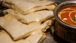 駒川商店街にあるネパール料理店「HIMARAYAN」のチーズナンが美味すぎた