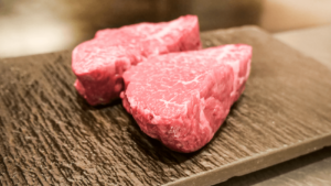 鉄板ステーキ「Atout」のスペシャルコースで2周年と誕生日を祝う