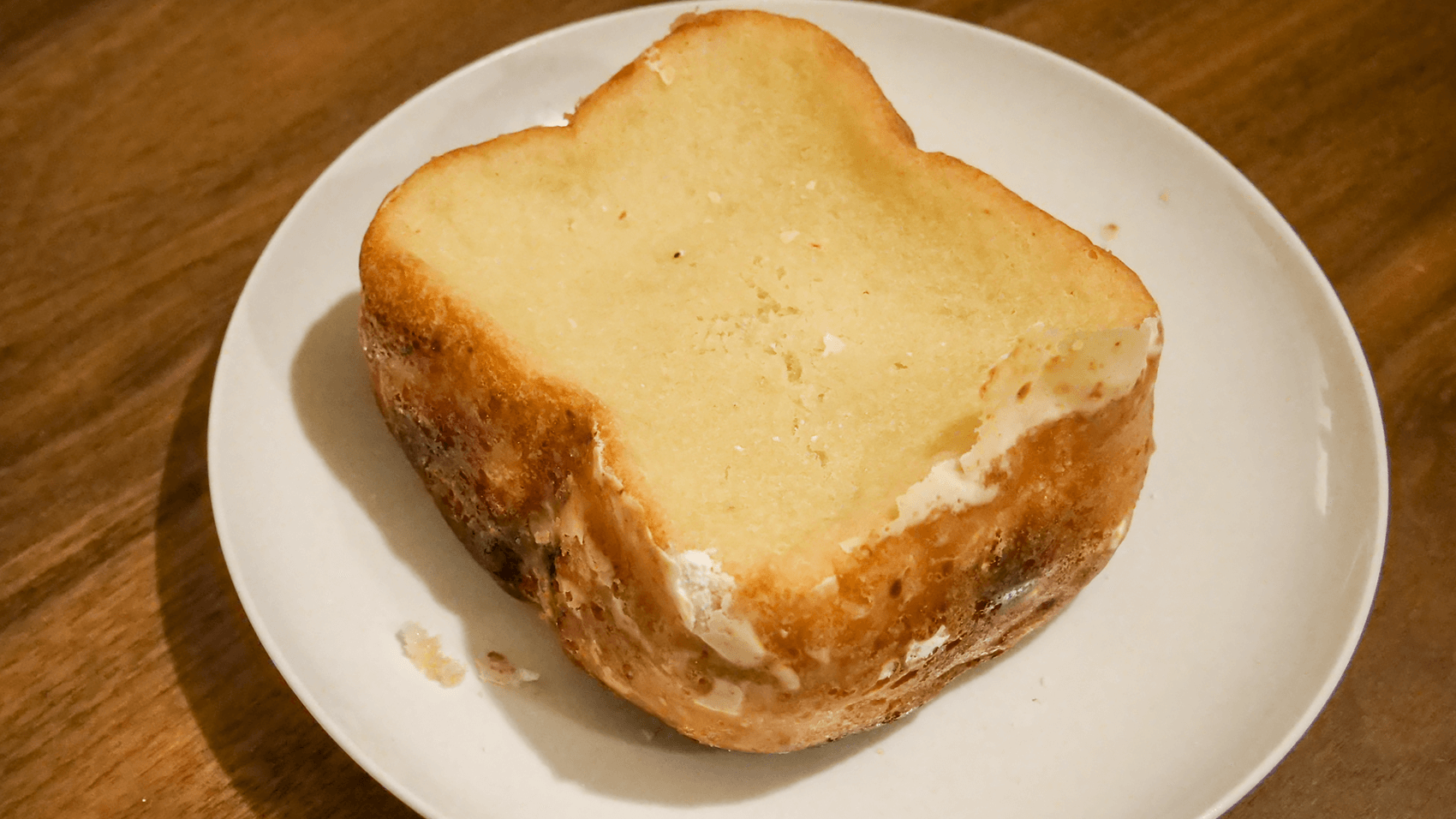 皿にうつした自家製パン