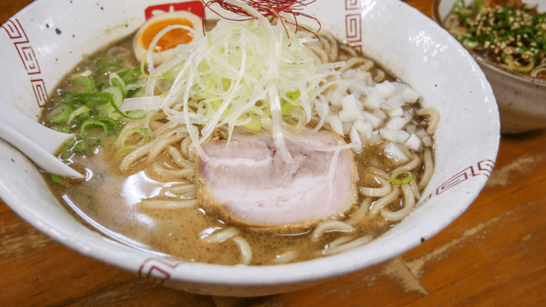 営業は平日の昼間のみ！中津にある「らーめん弥七」にて伝説のラーメンを食す
