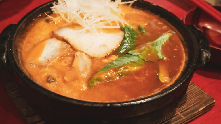 身も心も紅に染まる！？駒川商店街にある「お多ふく」でトマトラーメンを食す