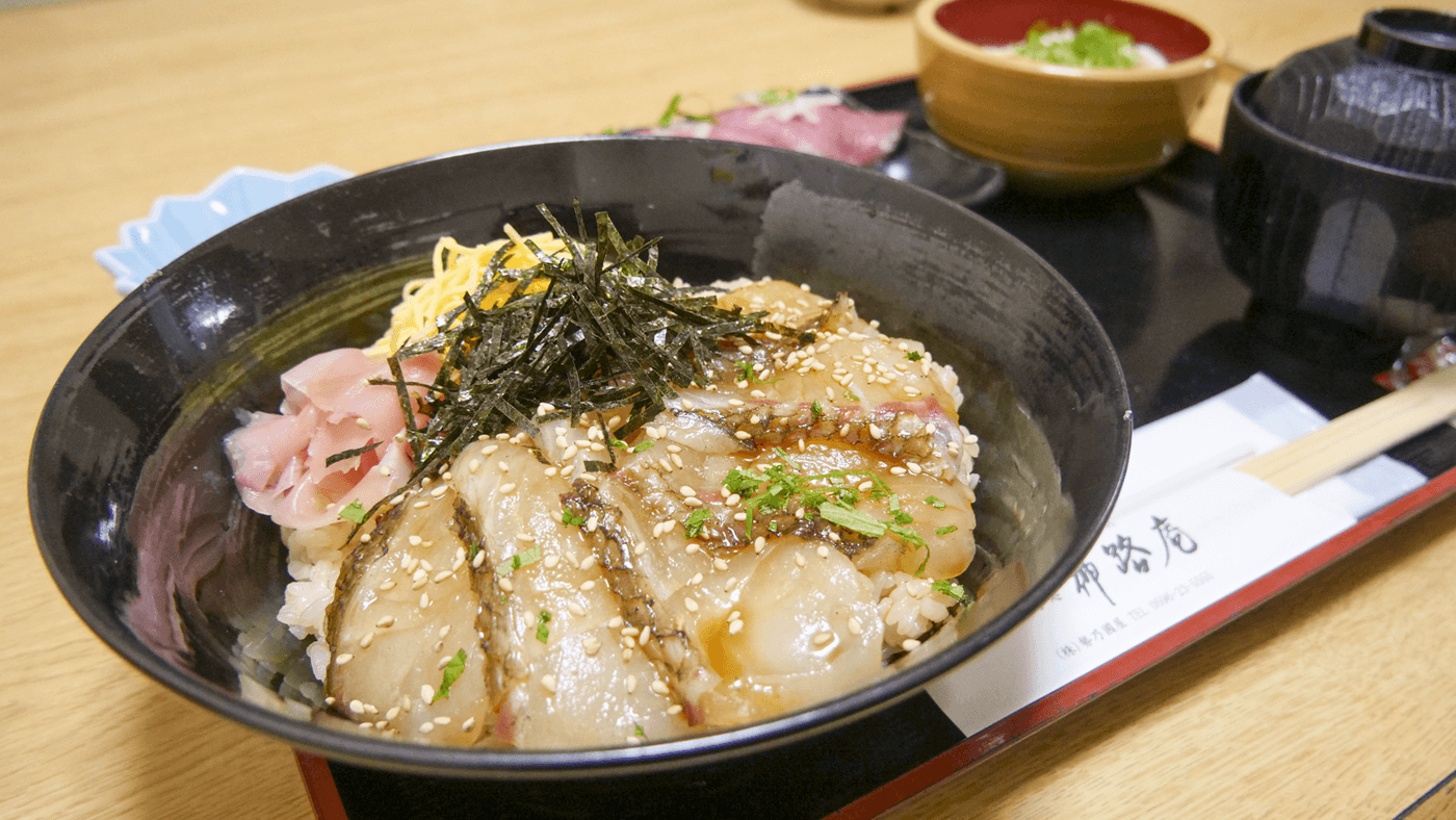 鯛の手こね寿司と伊勢うどんのセット