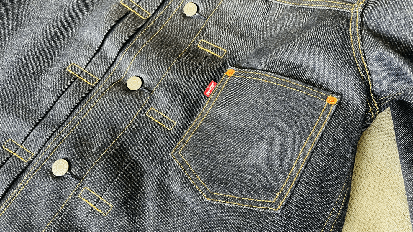 胸のポケットとボタン部分