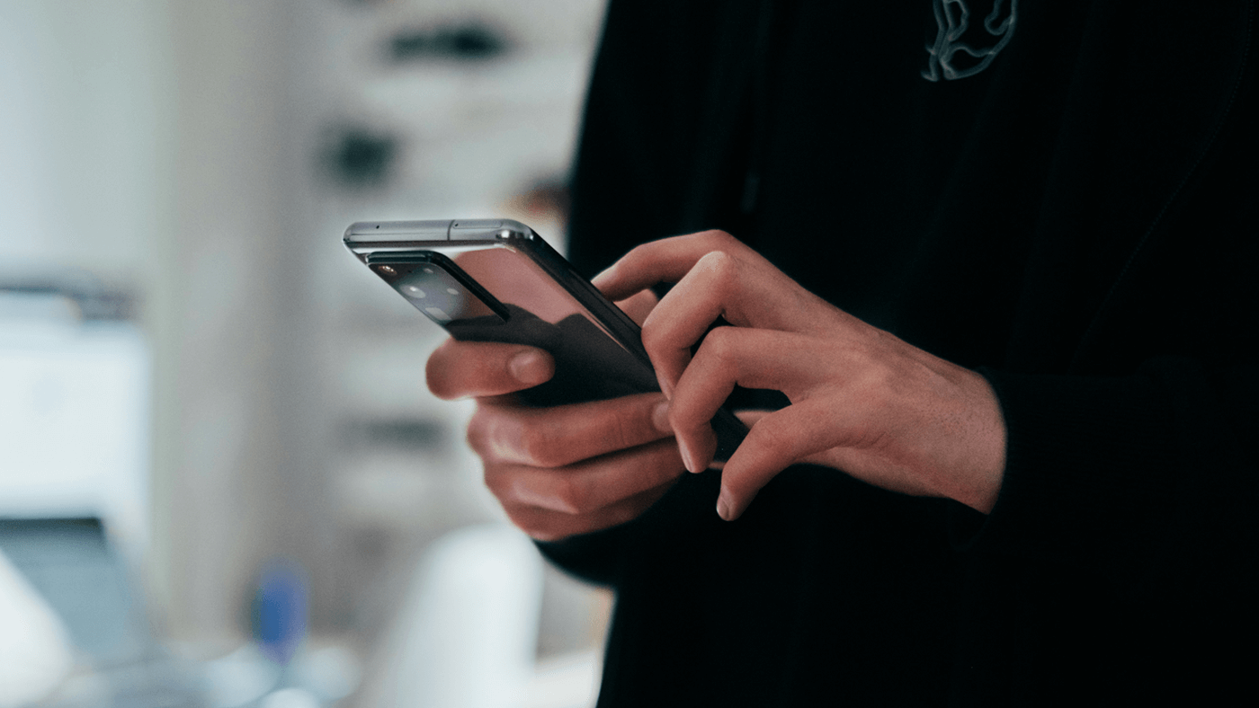 スマホを触っている写真